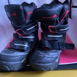Weatherproof boy’s size 1 boots Lightly worn see treads on bottom perfect!